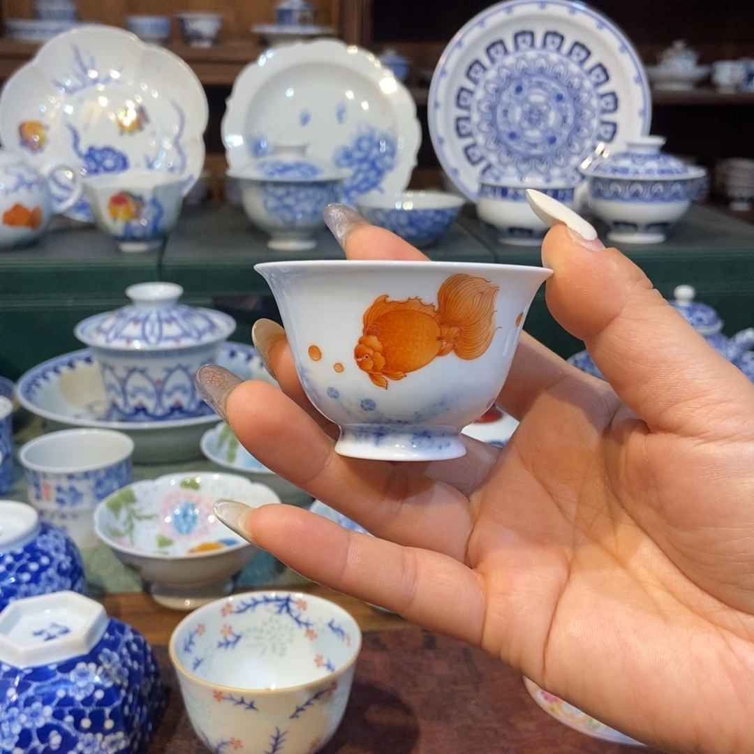 雪山春晓矾红金鱼撇口杯