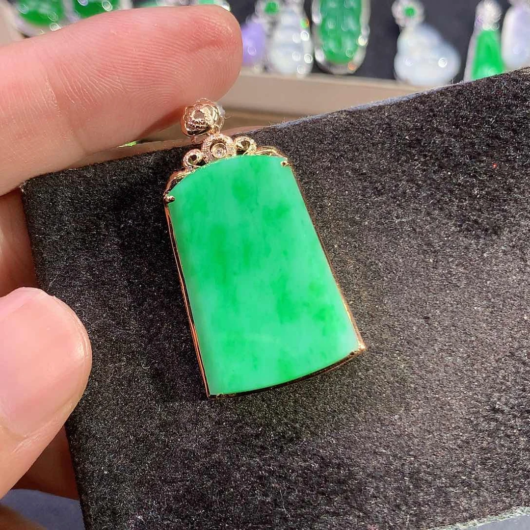 翡翠18K金镶嵌吊坠(赠链)