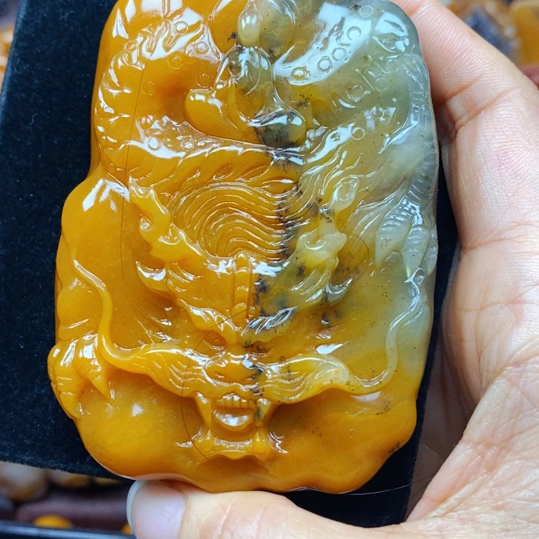 未镶嵌石英质玉（黄龙玉）颈饰
