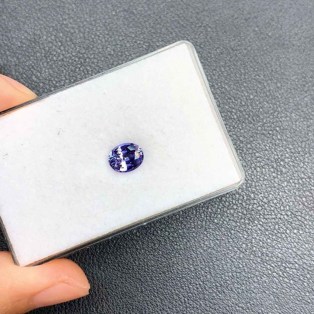 蓝宝石裸石变色蓝宝石1.8克拉