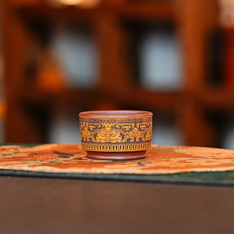 宜兴原矿紫砂全手工底槽清粉浆黄金段满刻饕餮纹紫砂主人杯