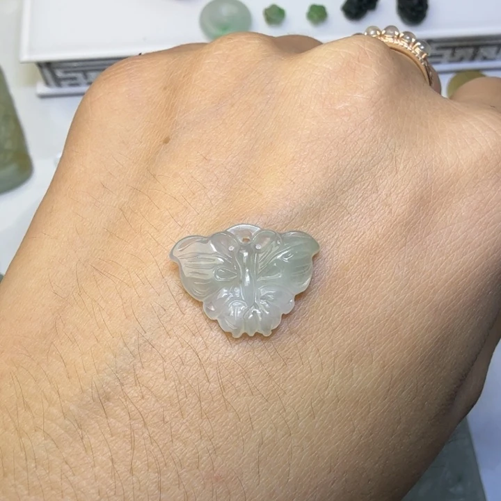 翡翠未镶嵌颈饰蝴蝶