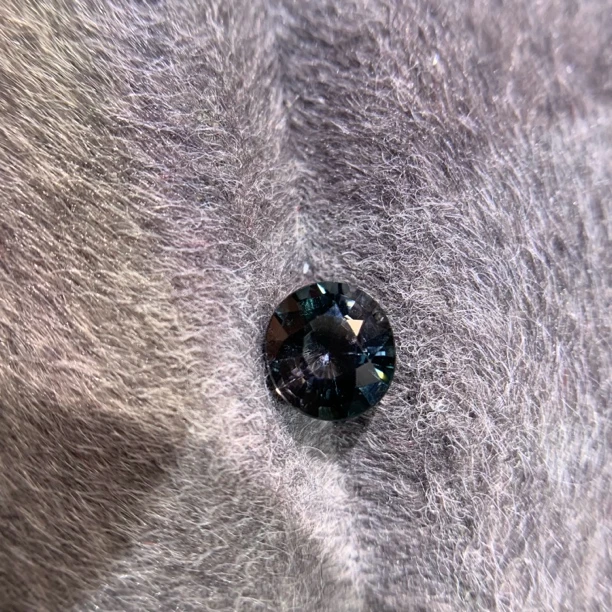 天然精金属灰色碧玺裸石晶体干净颜色漂亮主石0.7克拉尺寸5.2x5.6