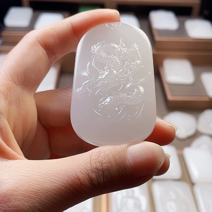 石英质玉（金丝玉）颈饰未镶嵌岁***j