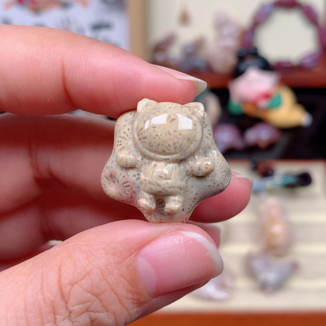 未镶嵌颈饰硅化玉