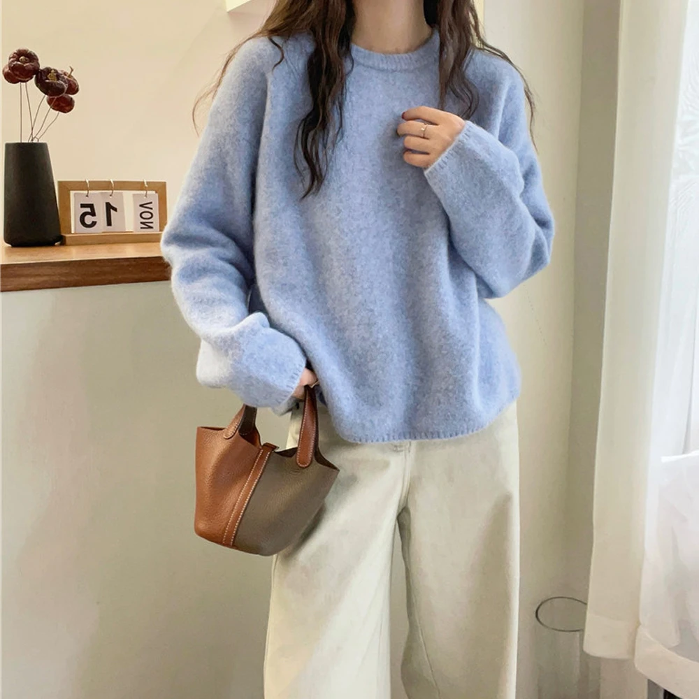 冬季女士新款简约圆领长袖套头宽松法式洋气百搭保暖纯色毛针织衫