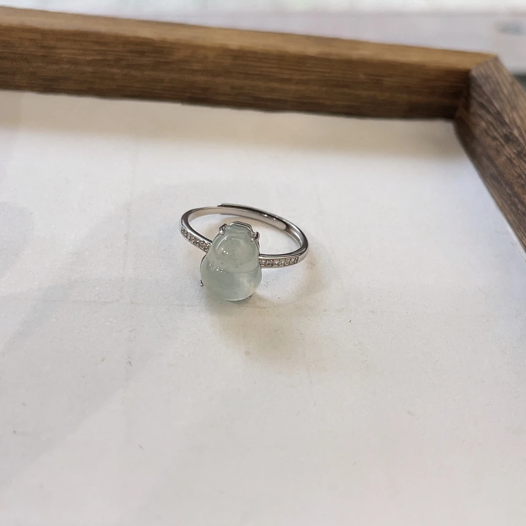 德***）翡翠未镶嵌颈饰