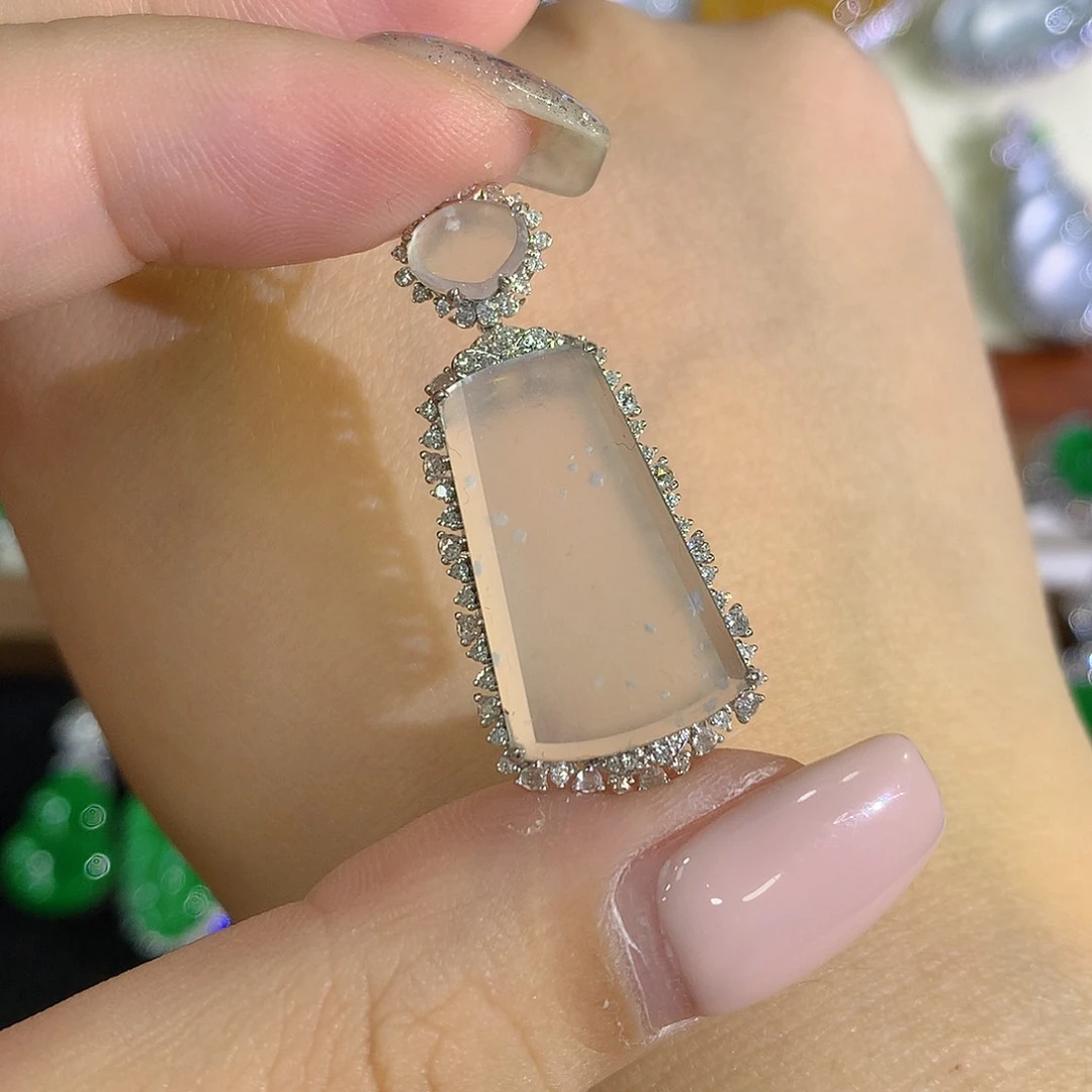 颈饰18K金镶嵌翡翠无事牌