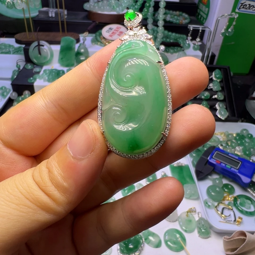 石英质玉（非洲翠）未镶嵌颈饰