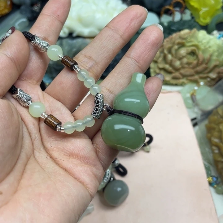 g***哒蛇纹石玉未镶嵌颈饰