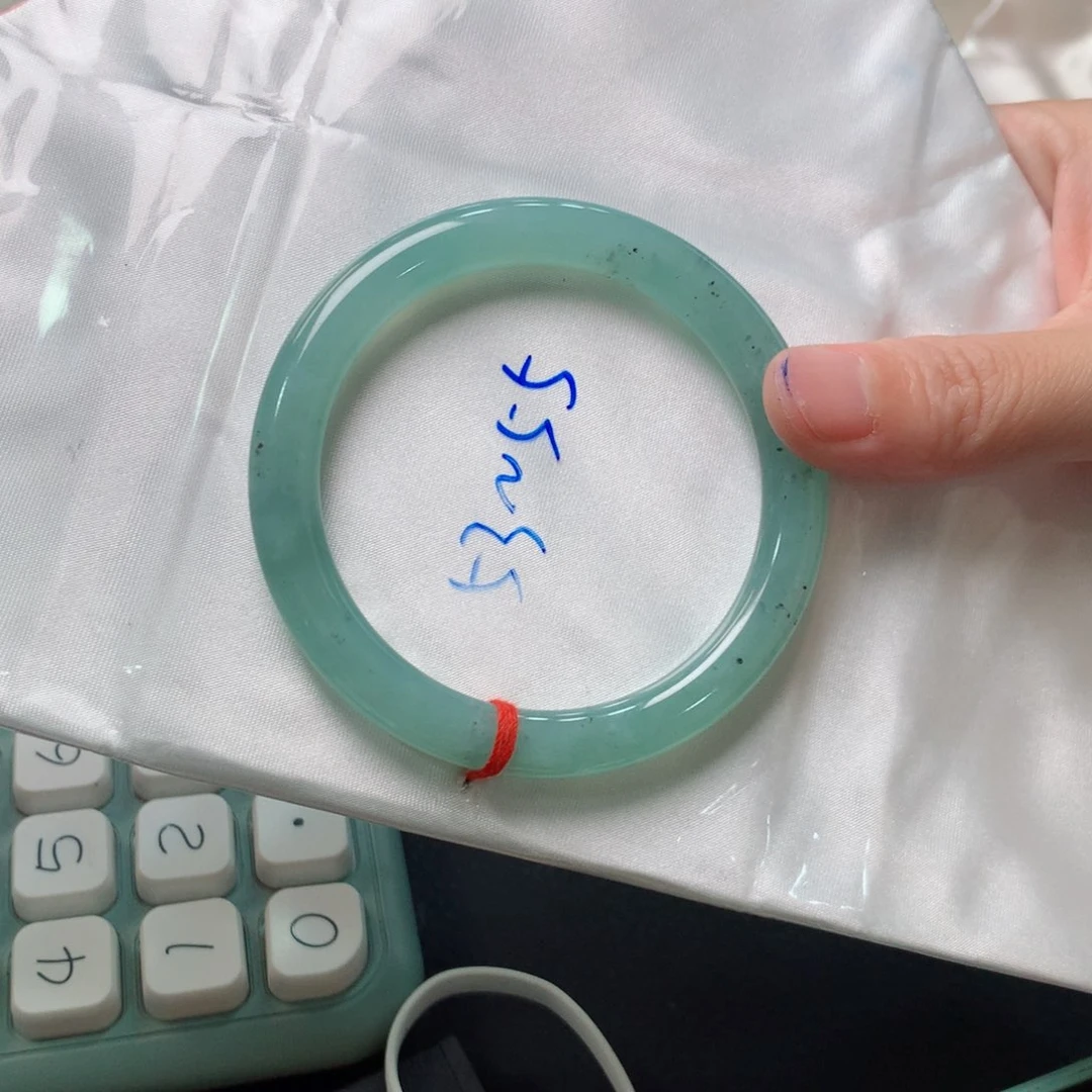 翡翠手镯未镶嵌翡翠