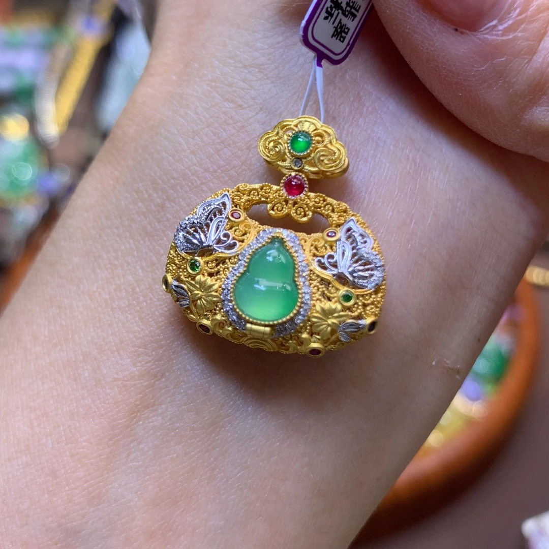 翡翠18K金镶嵌颈饰