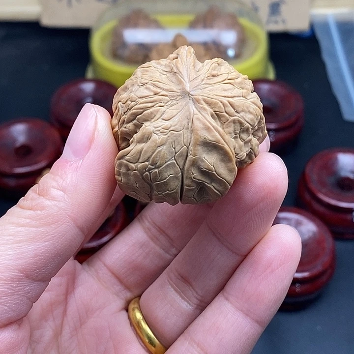 郭***店吊坠文玩核桃瑕疵单只不退不换