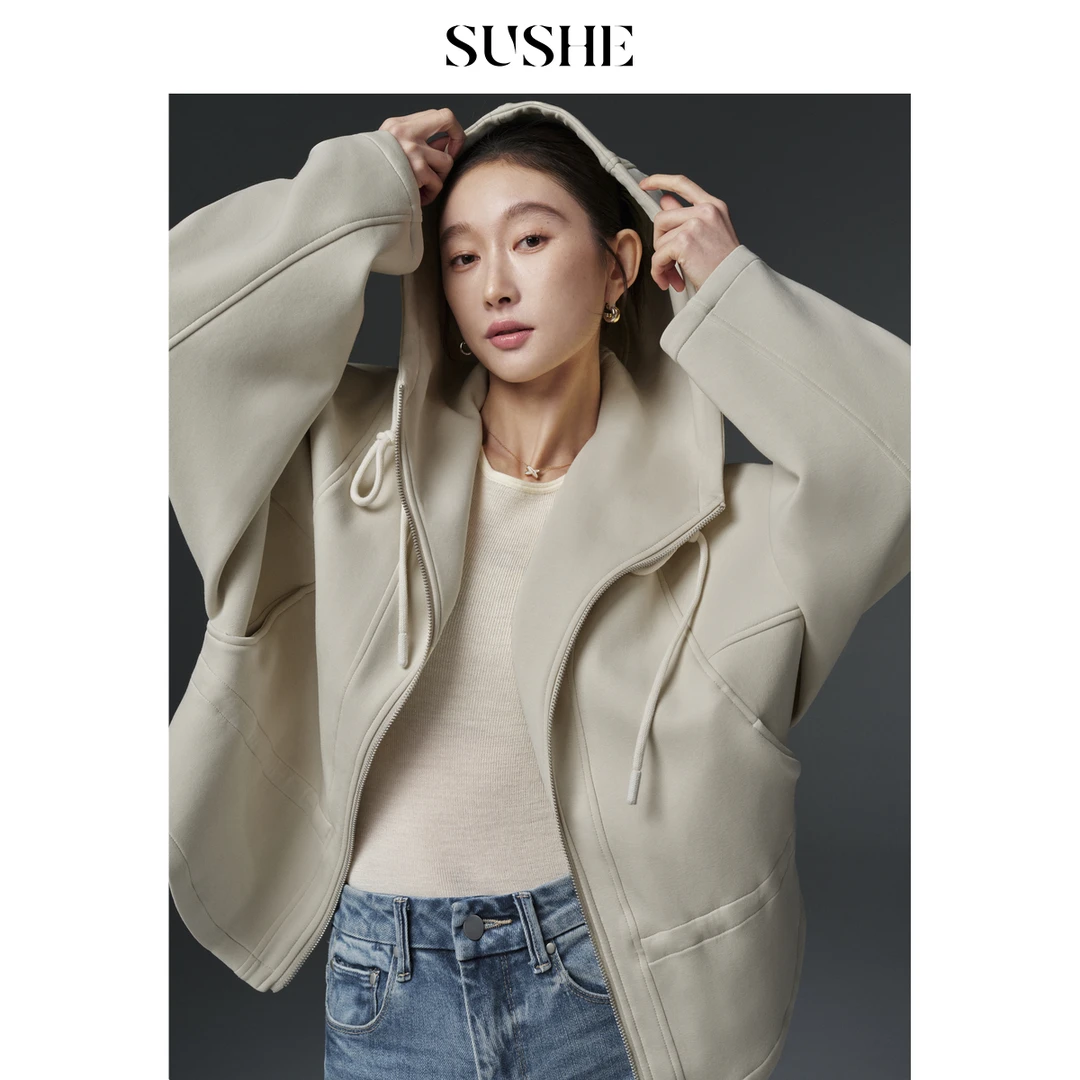 束皙SUSHE 提春 休闲感 空气层双面棉橡筋收腰宽松连帽卫衣外套女