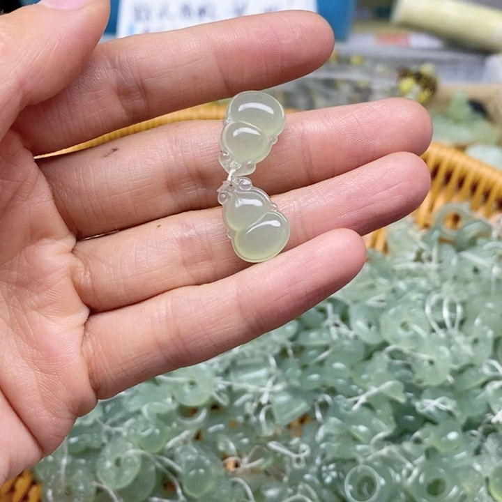 蛇纹石玉未镶嵌颈饰小**?