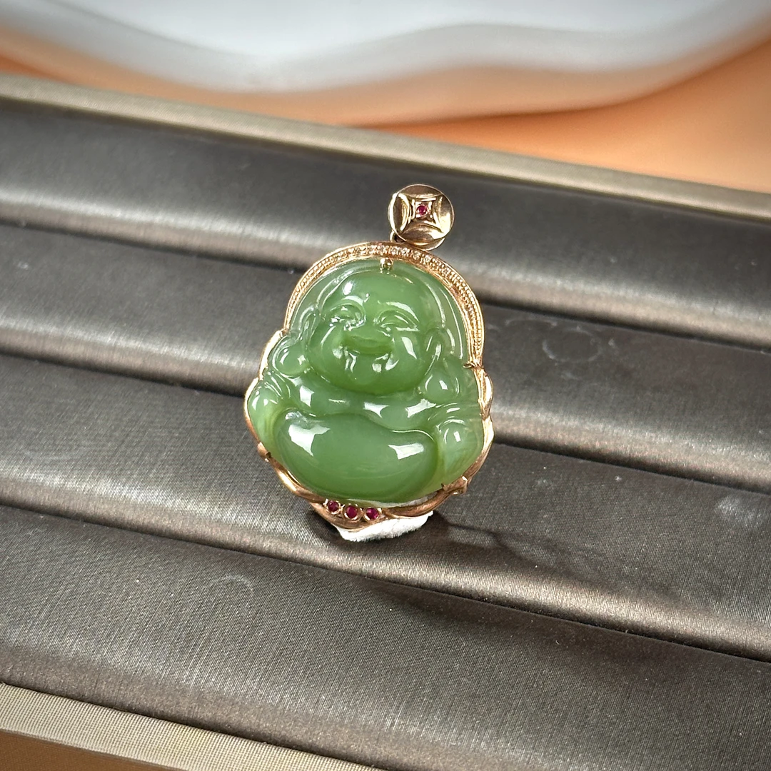 约24mm和田玉碧玉粉青起荧光佛公