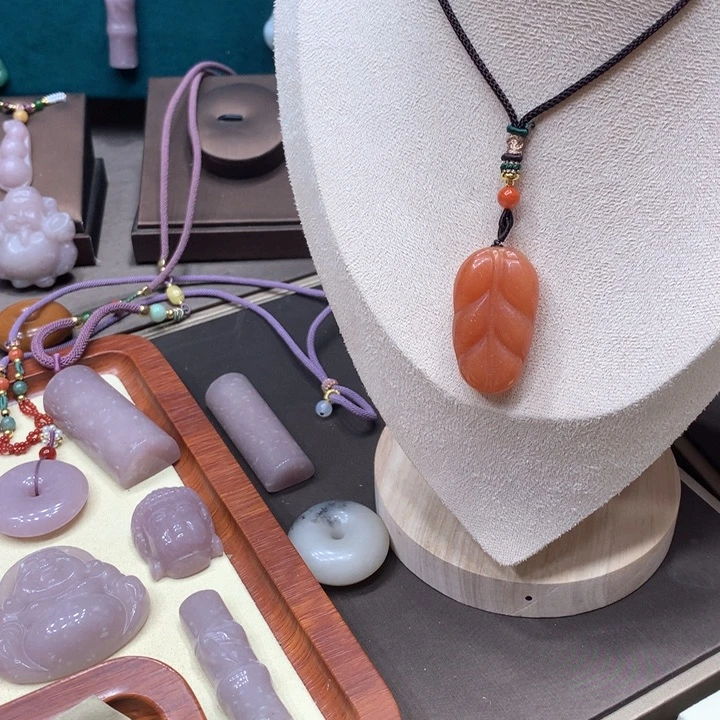 石英质玉颈饰足铂镶嵌夏*兔