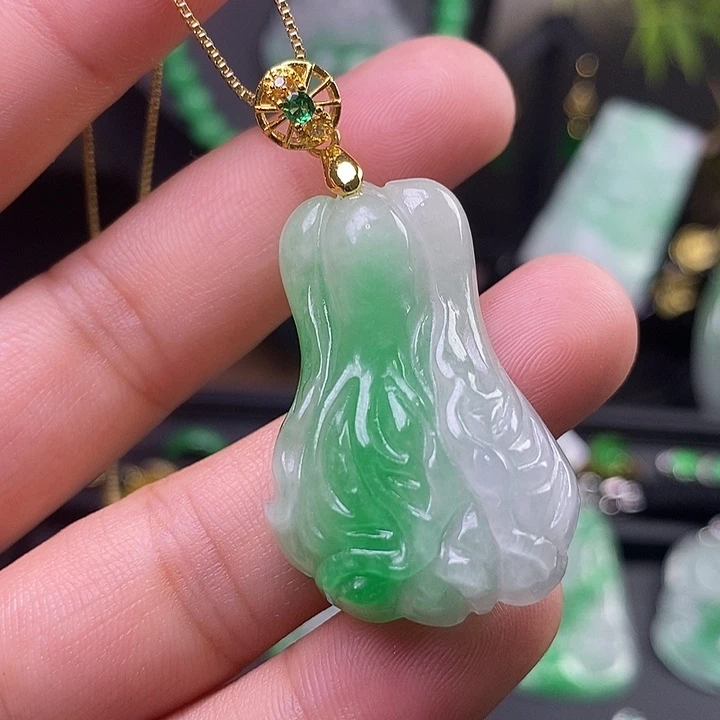 翡翠未镶嵌吊坠(赠链)