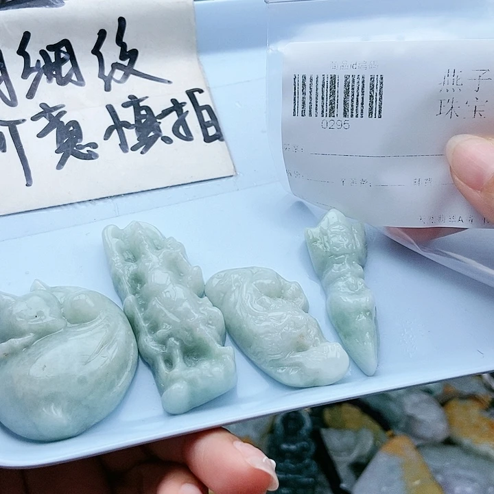 颈饰足铂镶嵌翡翠翡翠