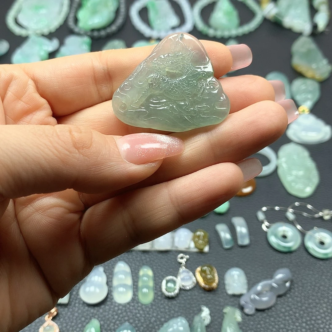 翡翠未镶嵌颈饰麒麟