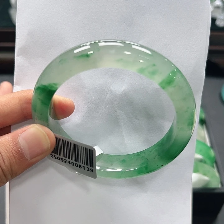 祁***忆石英质玉（非洲翠）未镶嵌手镯