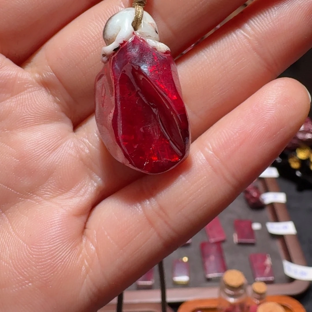 天然辰砂单晶体吊坠28.1克，全透光满火彩