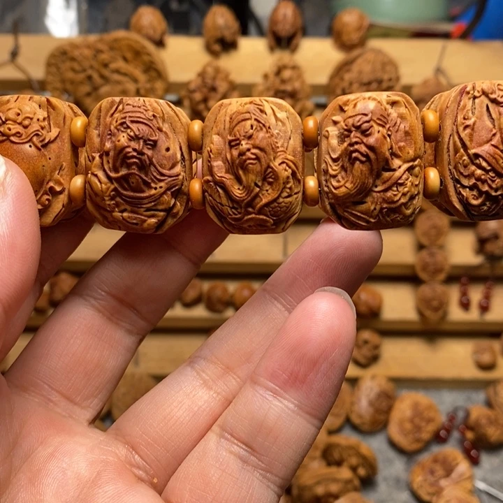 桃核雕刻关公手牌