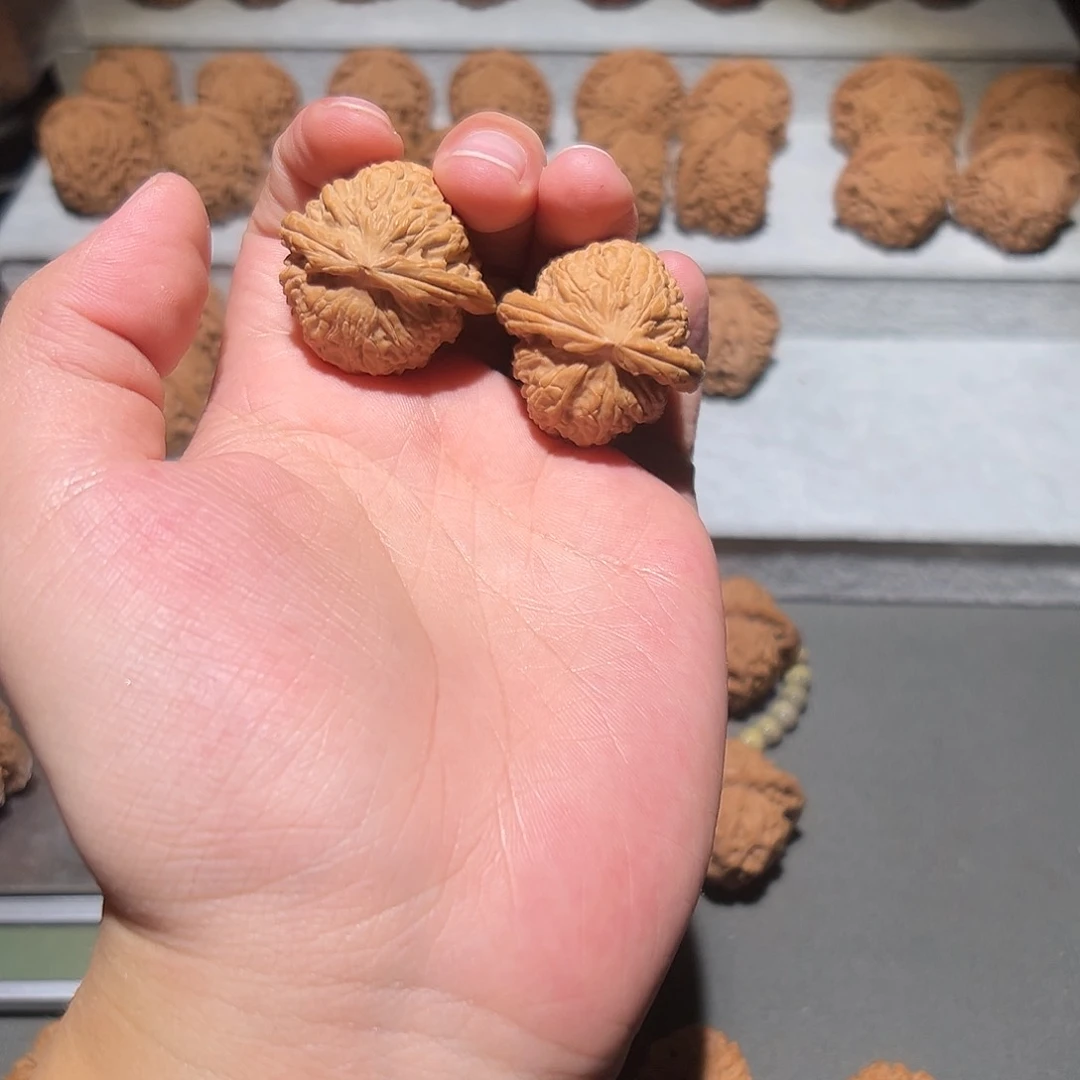 文玩核桃吊坠白狮子34