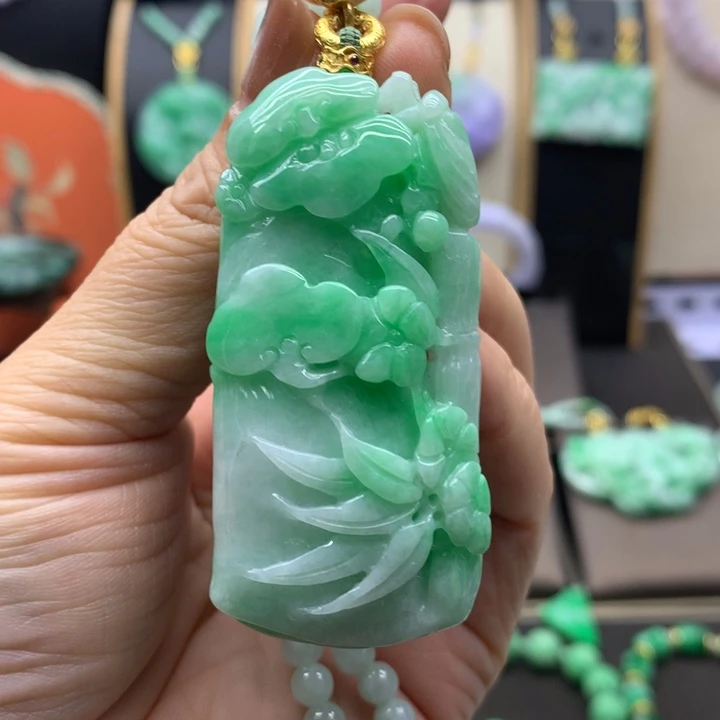 翡翠未镶嵌吊坠(赠链)