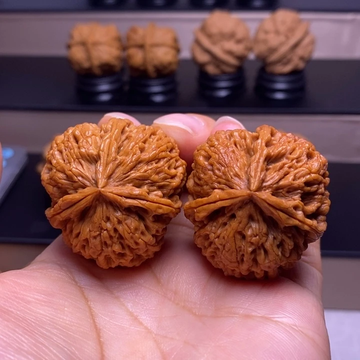 文玩核桃把件盘龙玉凤三楞65
