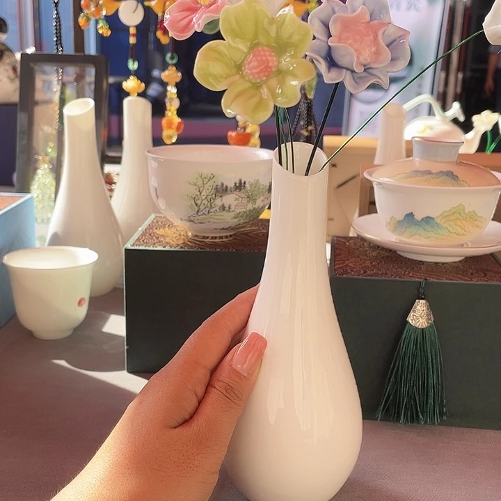 （陶瓷花5只）陶瓷花瓶1个。