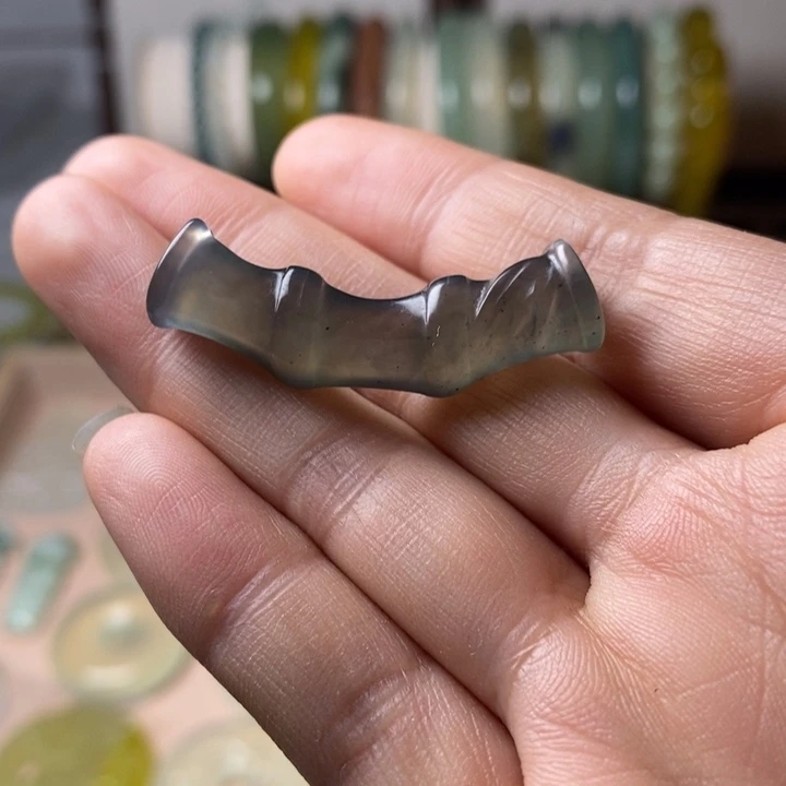 蛇纹石玉颈饰未镶嵌