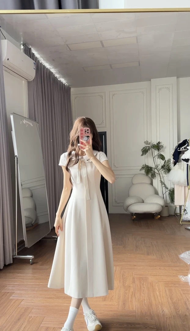 小小仟 娃娃领修身长裙