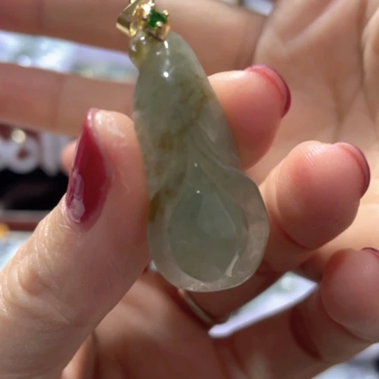 翡翠未镶嵌颈饰兰花吊坠