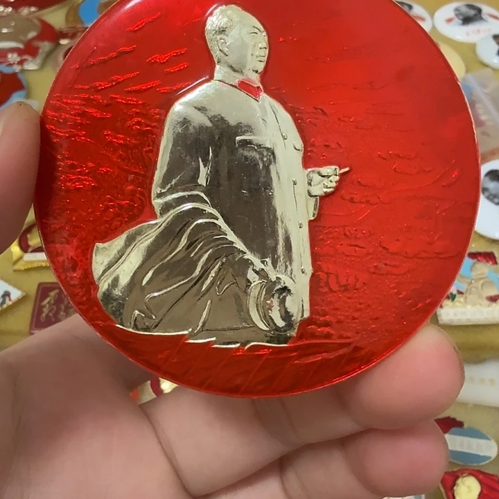 用***5其他普通金属毛爷爷像章，万岁