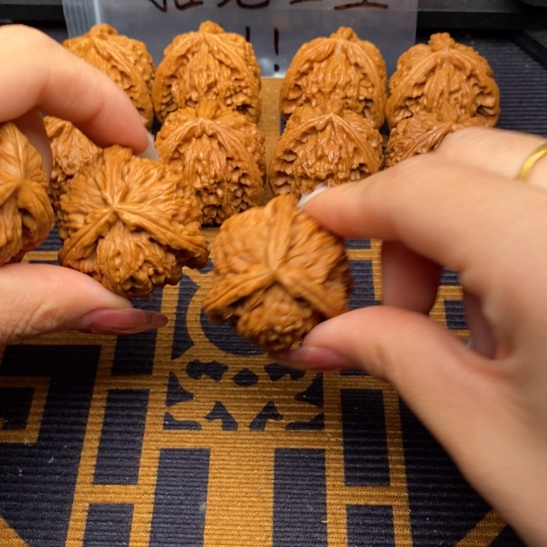 c***,文玩核桃吊坠白狮子