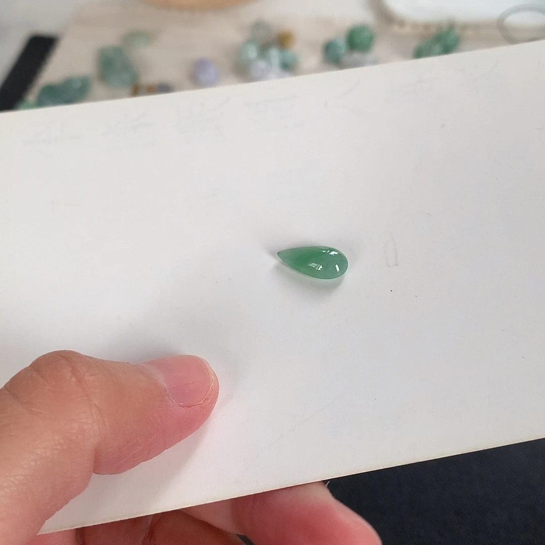 翡翠未镶嵌颈饰水滴