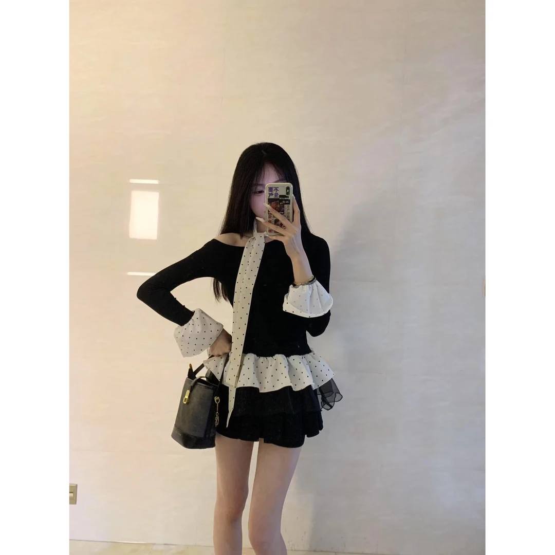 黑色高级感拼接网纱裙摆T恤衫女春秋季波点斜露肩喇叭袖短款上衣