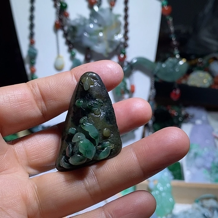 翡翠未镶嵌吊坠(赠链)