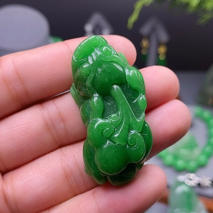 翡翠未镶嵌吊坠(赠链)