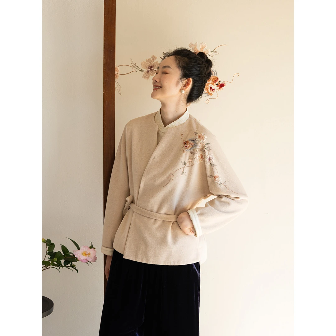 牧衣游原创 手工刺绣羊毛呢外套新款软糯速核实宽松短款开衫 连霏