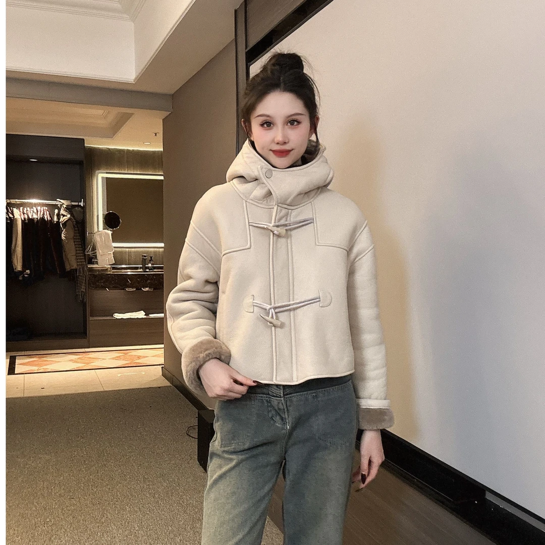 YJJL2405KTS卡图斯皮毛一体外套女短款真皮羊羔毛连帽牛角扣皮草