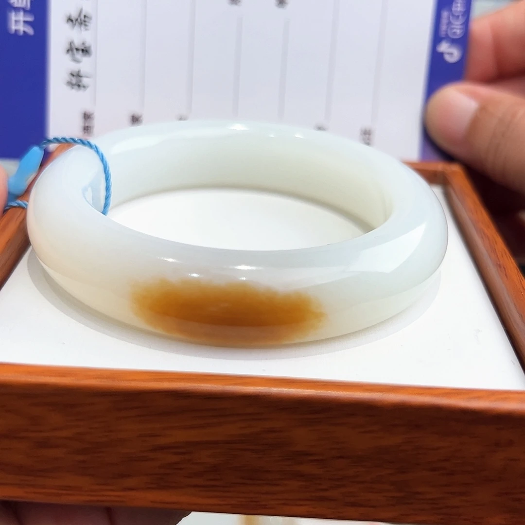 绿***汤未镶嵌手镯和田玉
