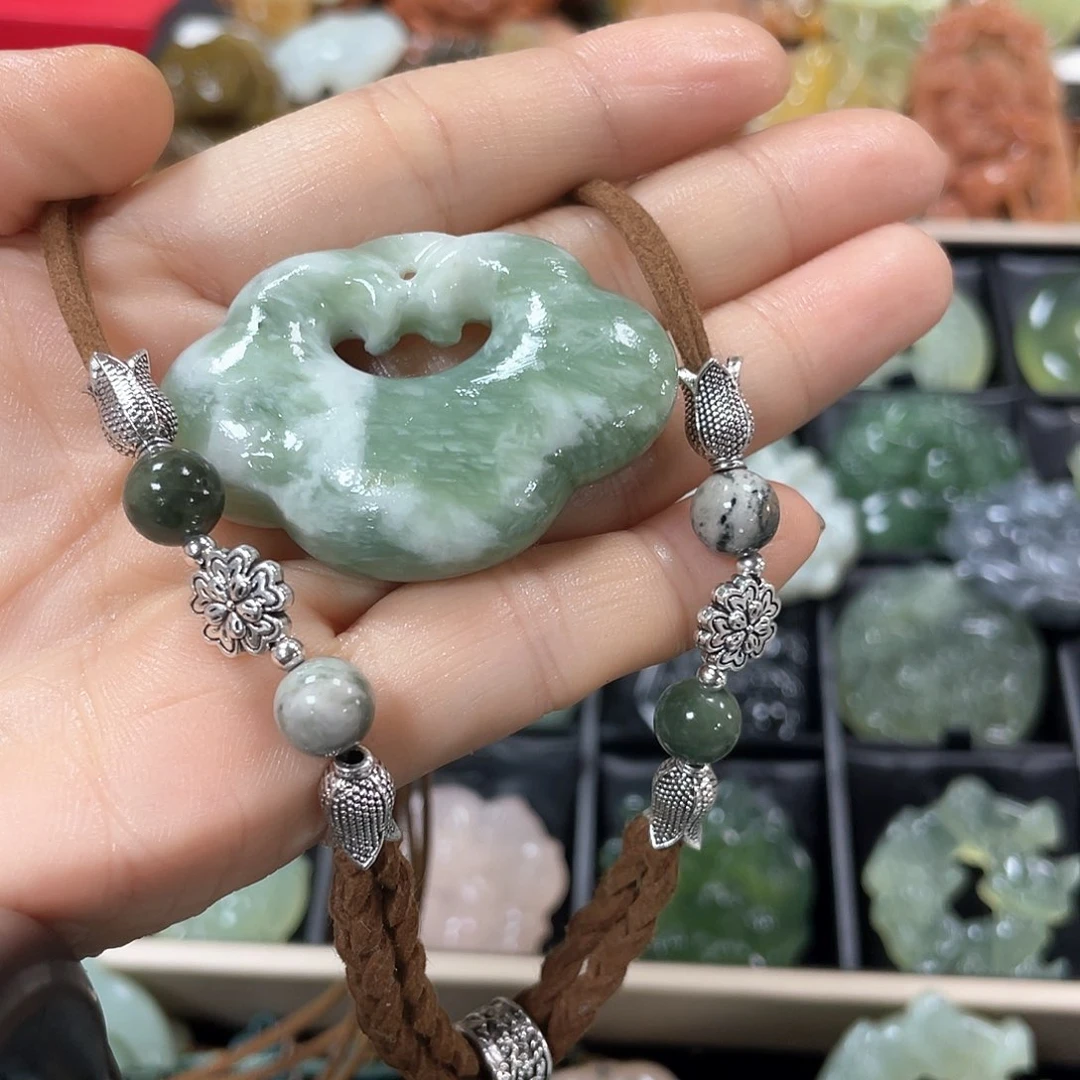 蛇纹石玉颈饰未镶嵌