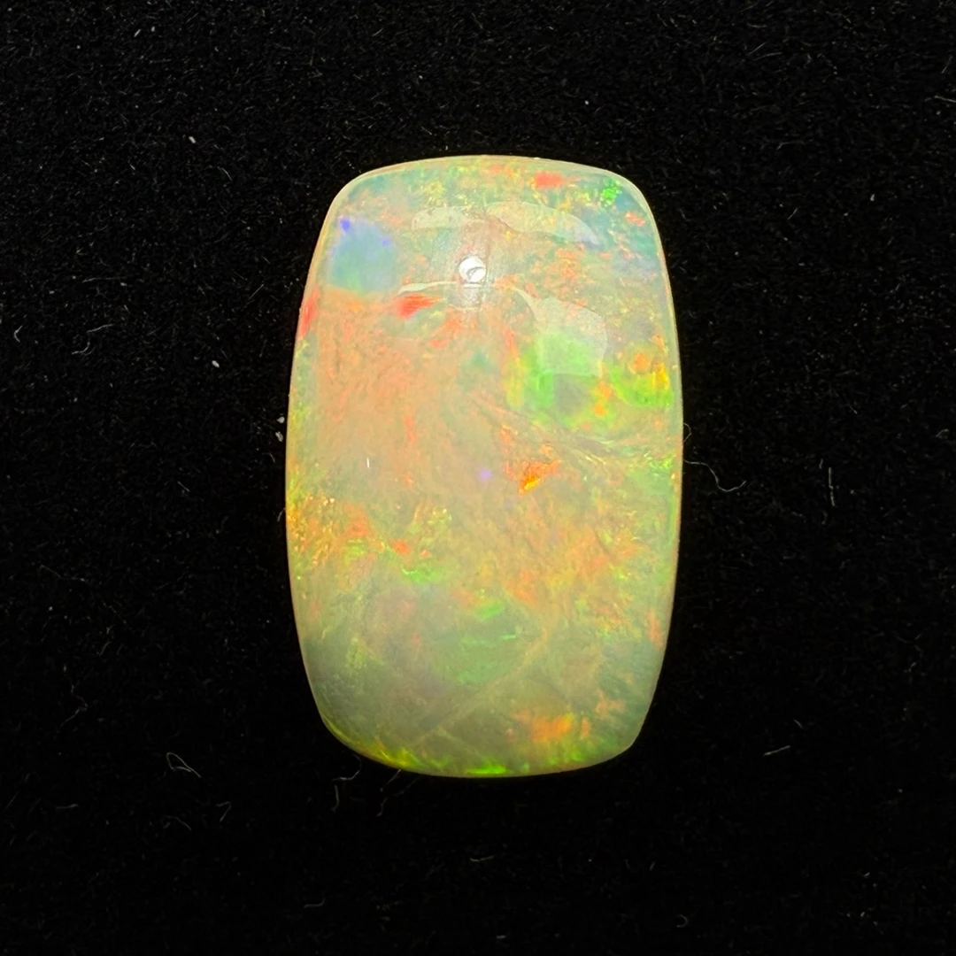 6.63ct天然彩欧泊裸石，尺寸18.4*11.5*5.7mm，颜色美艳，油画般色彩