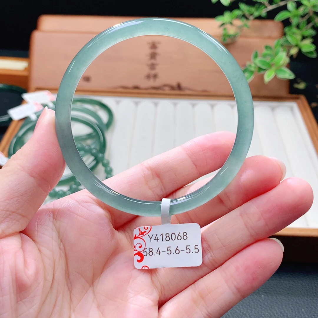 翡翠未镶嵌手镯（圆镯）