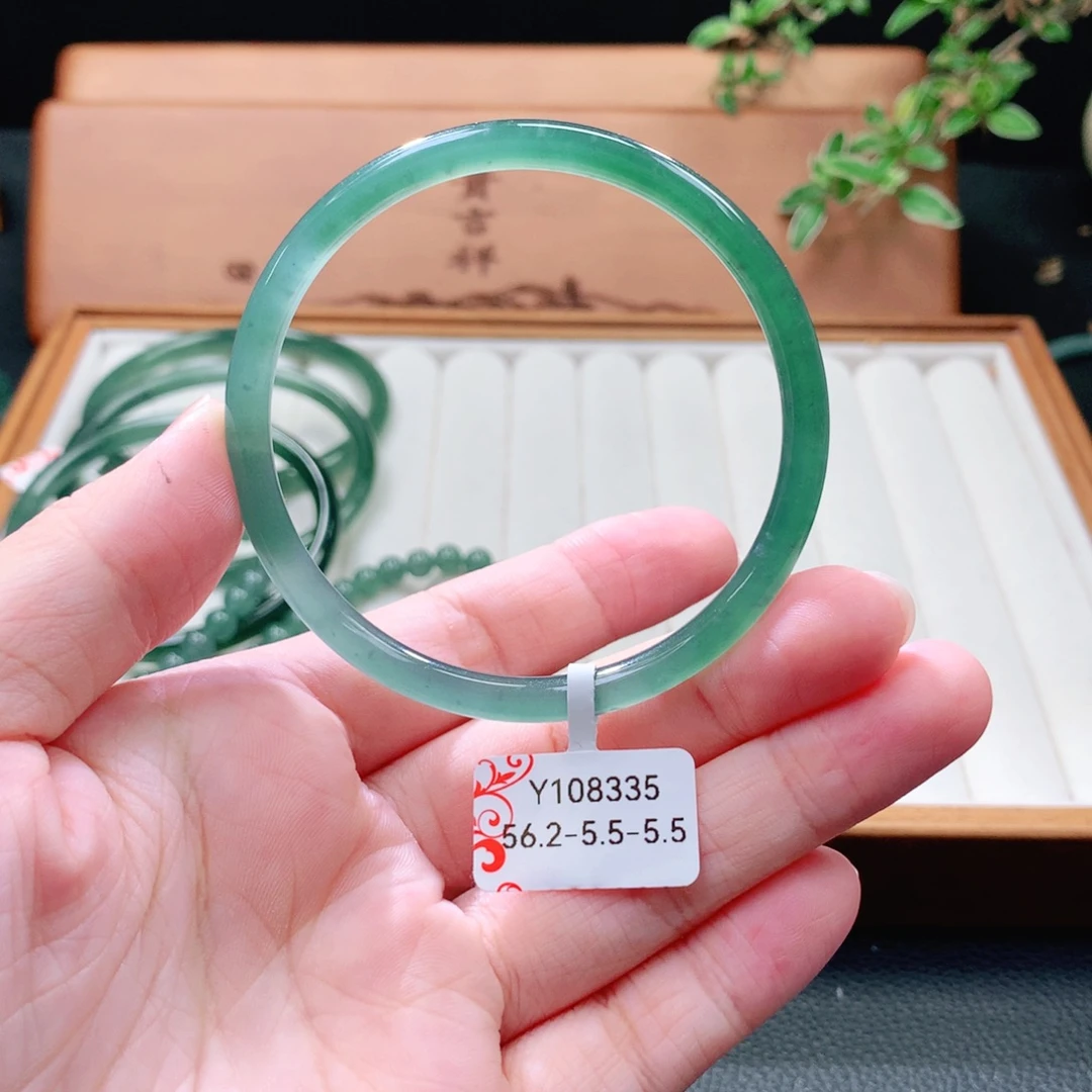 翡翠未镶嵌手镯（圆镯）