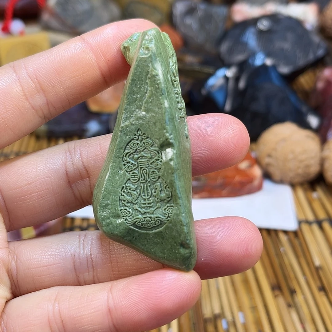 新疆原石雕刻手把件