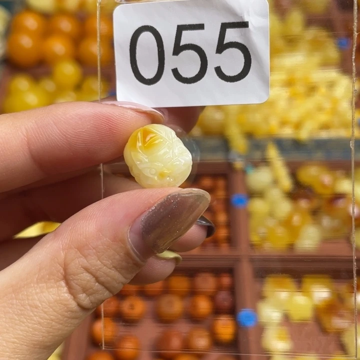 蜜蜡未镶嵌珠宝奇石满蜡白俏色小貔貅