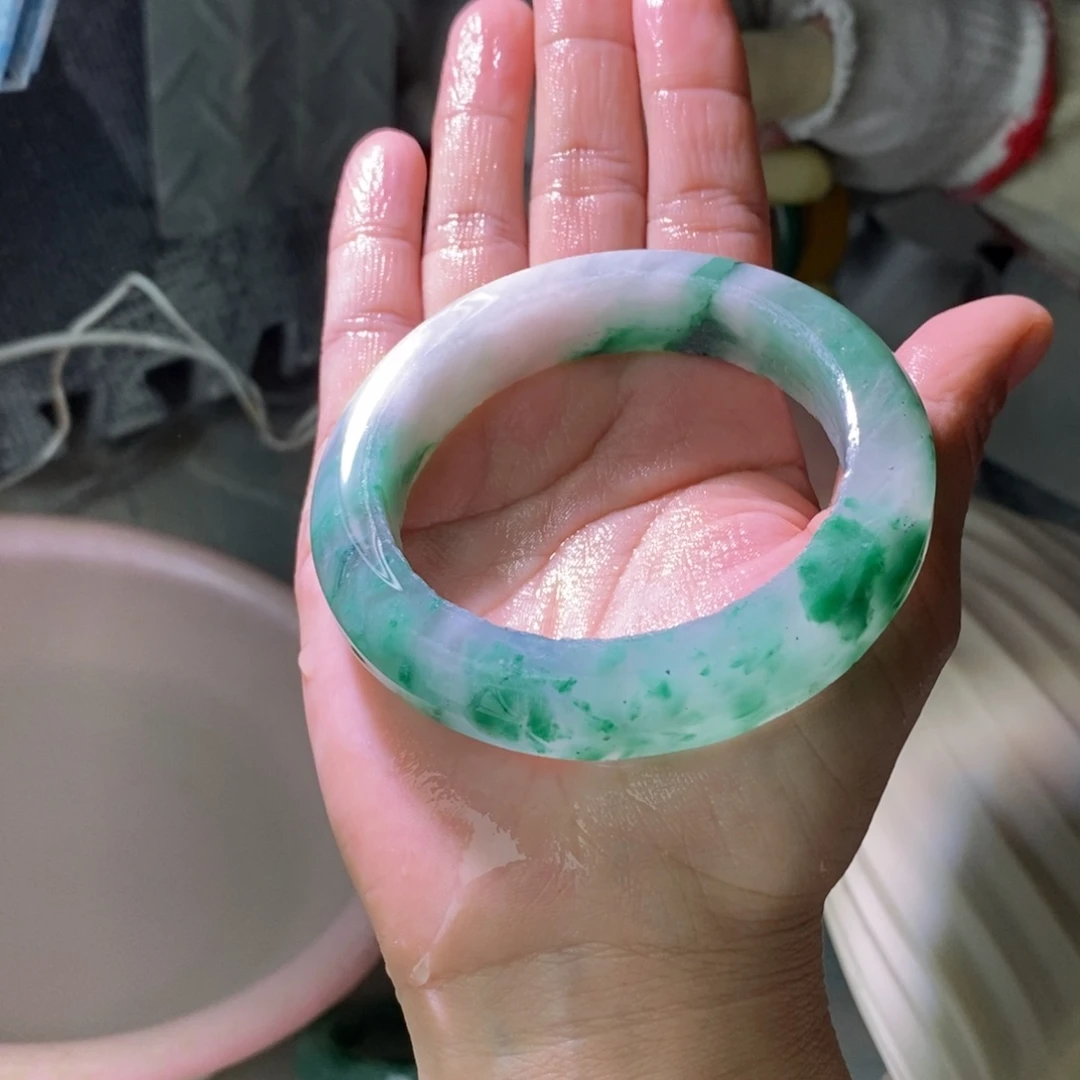 蕾***糕石英质玉（非洲翠）未镶嵌手镯定制